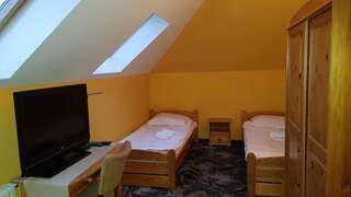 Мотели Motel Domek Myśliwski Bobolice Небольшой двухместный номер с 2 отдельными кроватями-6